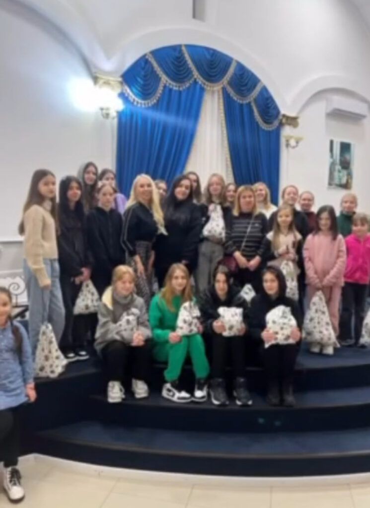 З подарунками до Євангельської церкви