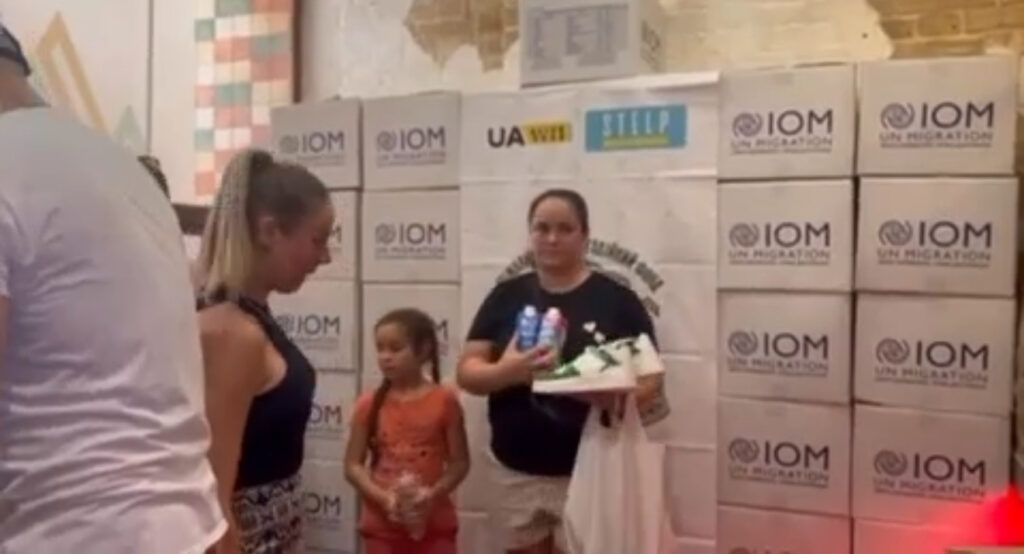 Роздача кросівок у місті Києві для переселенців