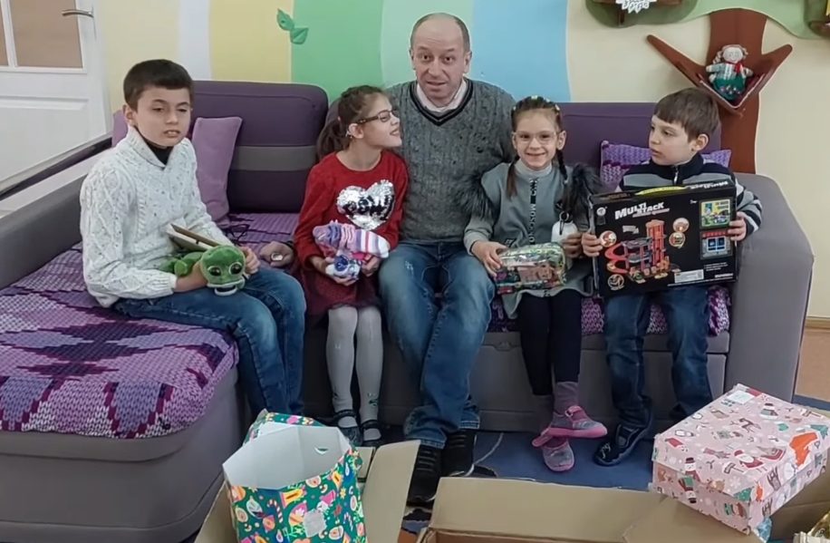 Діти отримують подарунки від фонду